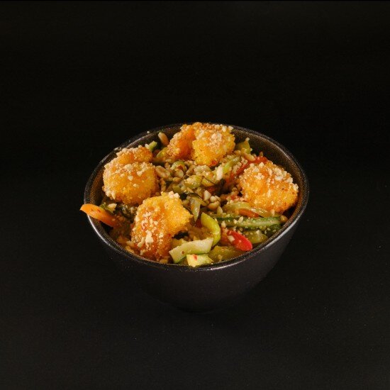 Хрустящие креветки с овощами и орехами