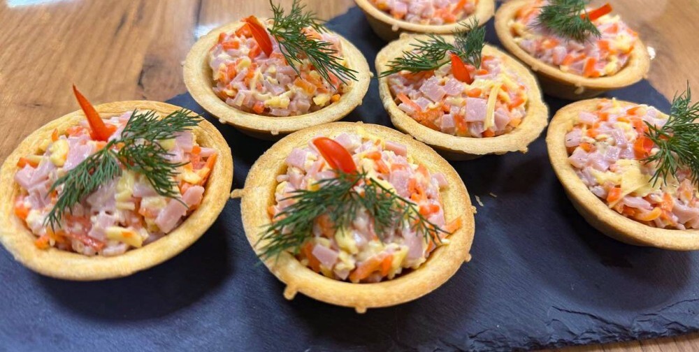 Тарталетка с ветчиной и корейской морковкой