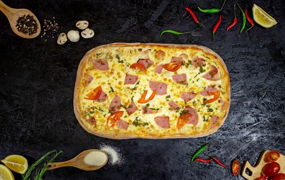 Острая курица с ветчиной полметра