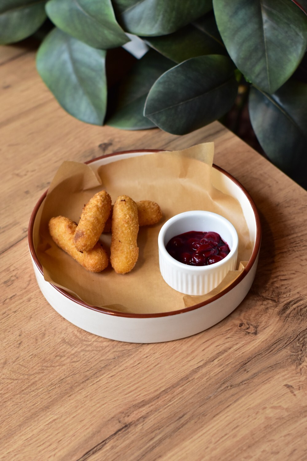 Сырные палочки с ягодным конфитюром