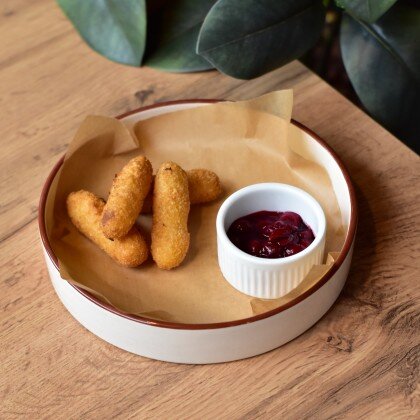 Сырные палочки с ягодным конфитюром