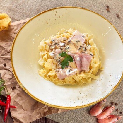 Феттуччине с ветчиной и грибами