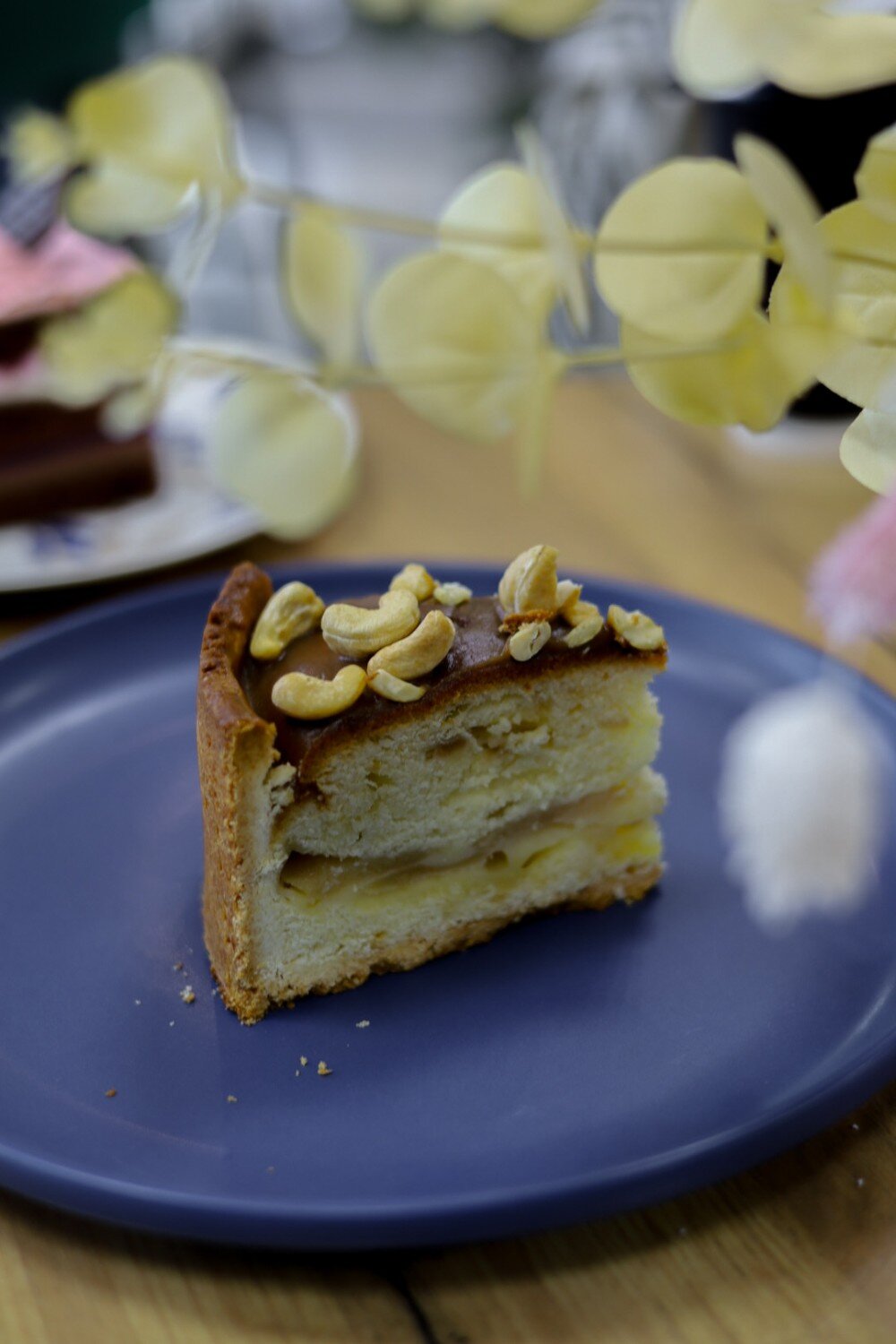 Яблочный пирог с карамелью и арахисом