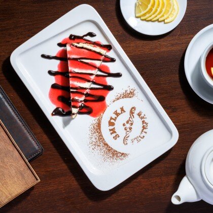 ЧИЗКЕЙК С КЛЮКВЕННЫМ СОУСОМ