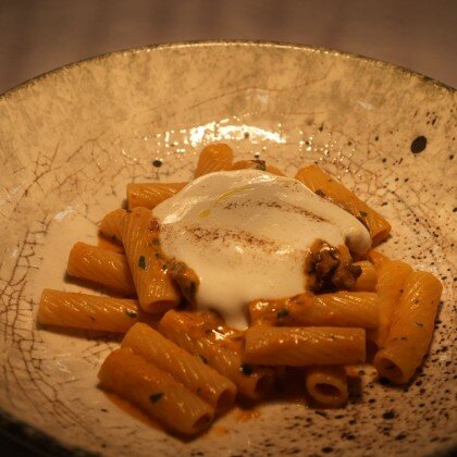 Ригатони с телятиной в соусе ромеско и муссом пармезан