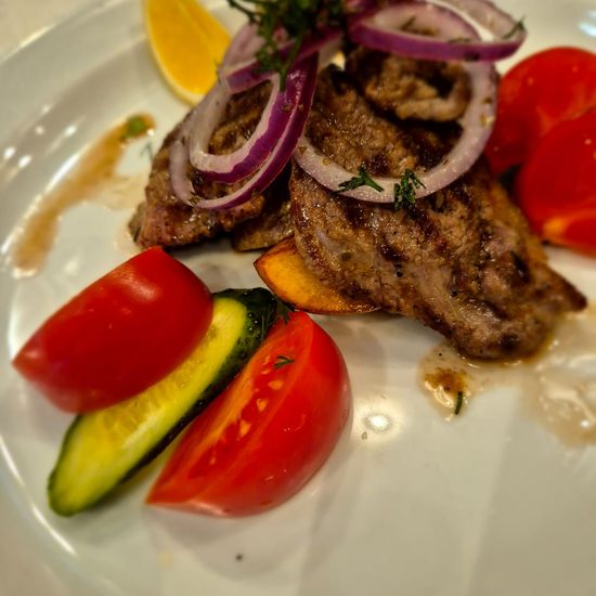 Эскалоп из баранины с картофелем и розовыми томатами