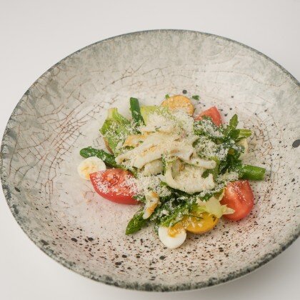 Теплый салат с кальмаром, спаржей и яйцом