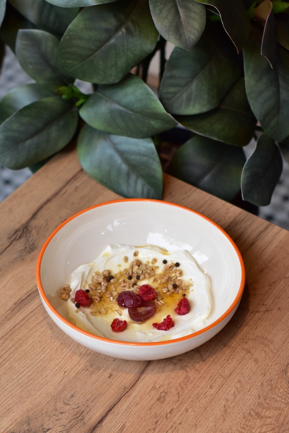 Греческий йогуртс гранолой и сезонными ягодами