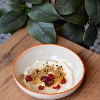 Греческий йогуртс гранолой и сезонными ягодами