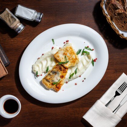 СУДАК ЖАРЕНЫЙ С ПЮРЕ ИЗ ЦВЕТНОЙ КАПУСТЫ