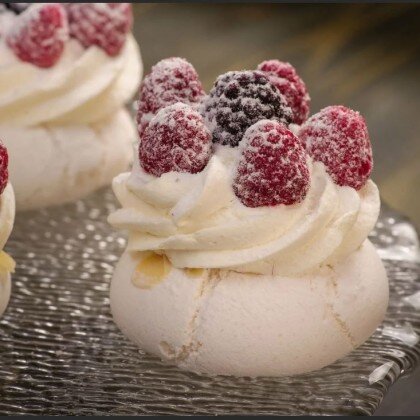 Анна Павлова с свежей малиной