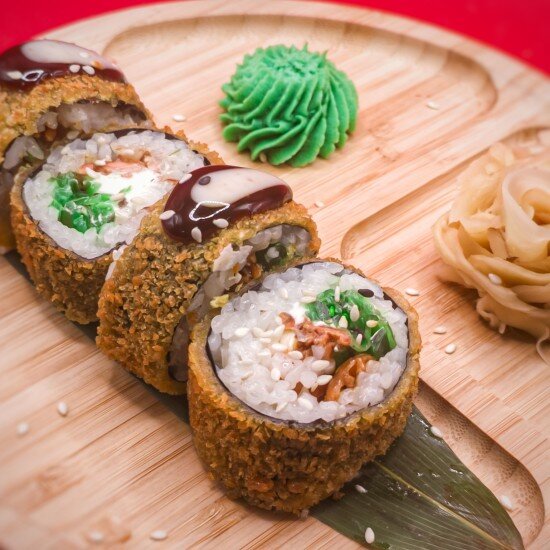 Ролл темпура с лососем терияки и чукой