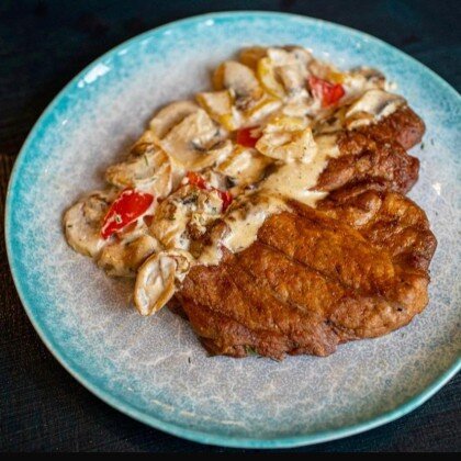 Стейк из свинины на углях