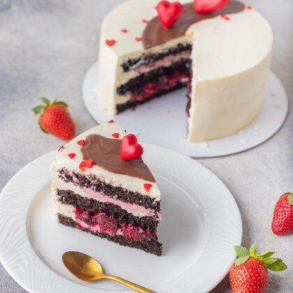 Торт бисквитный с начинкой шоколад-вишня