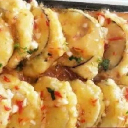 135. Баклажаны фаршированные в соусе на противне