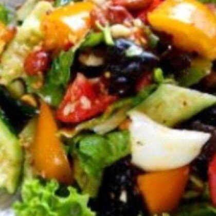 22. Салат из свежих овощей с чипсами