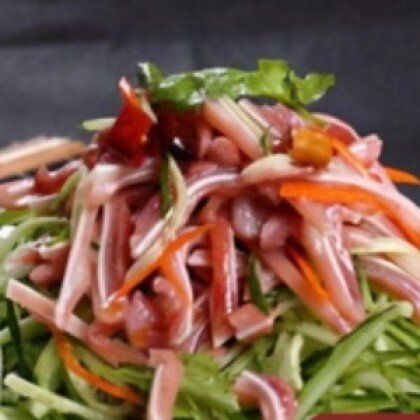 24. Салат уши с огурцом