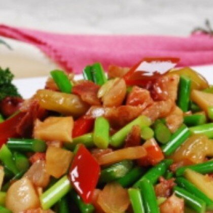 143. Картофель жареный с побегами чеснока и копченостями