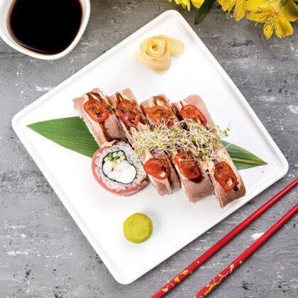 Татаки острый ролл с тунцом и креветкой(обожженный)