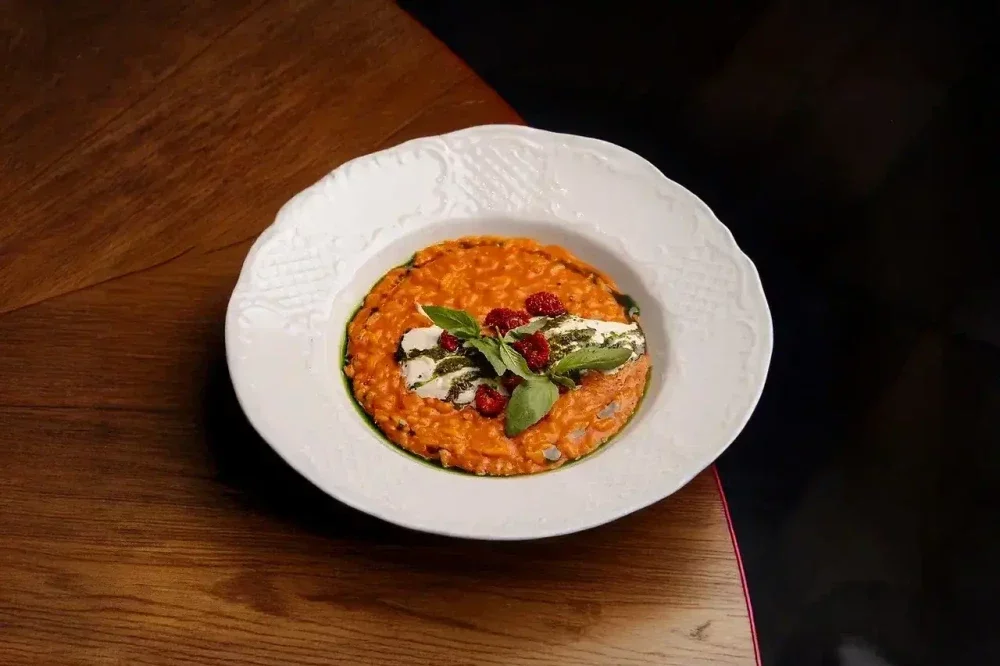 Ризотто с томатами, страчателлой и соусом песто