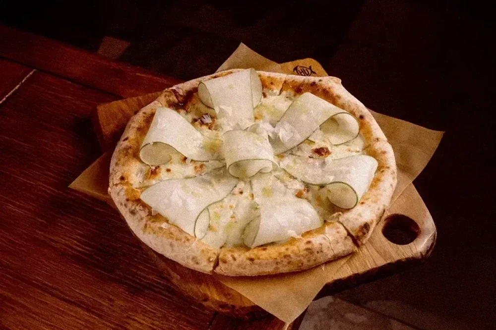 Пицца с грушей и горгонзолой