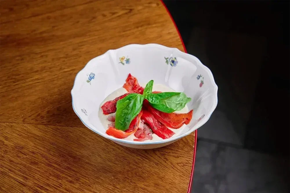 Печеный перец "Рамиро" с тунцом и соусом тоннато