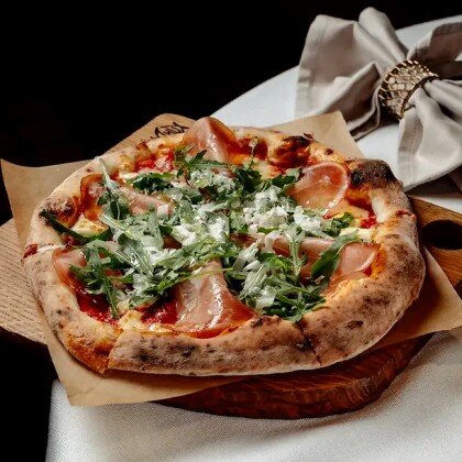 Пицца с пармской ветчиной