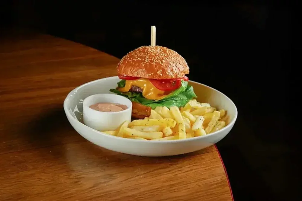 Бургер с говяжьей котлетой