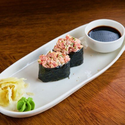 Острые суши тунец