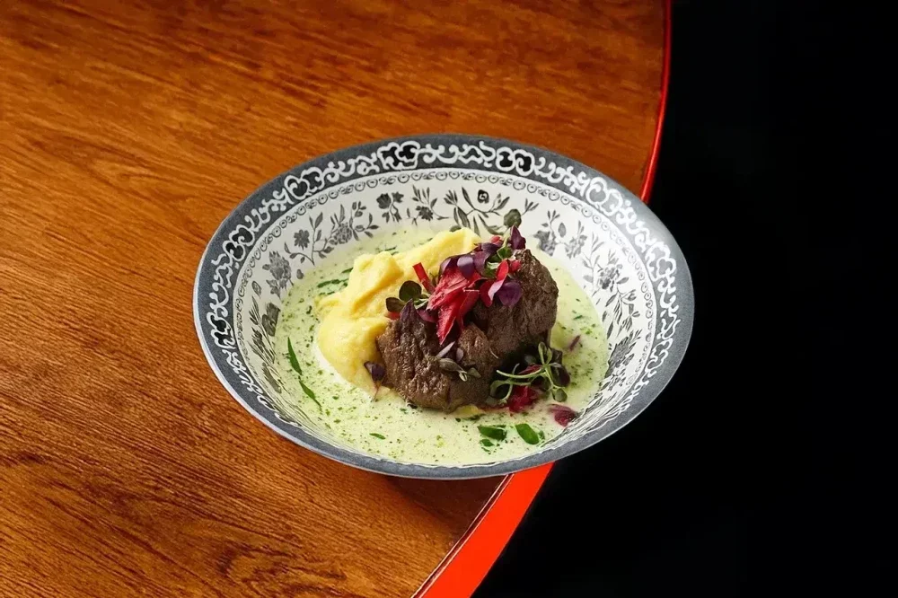 Говяжья щека с трюфельным пюре и соусом из кунжута