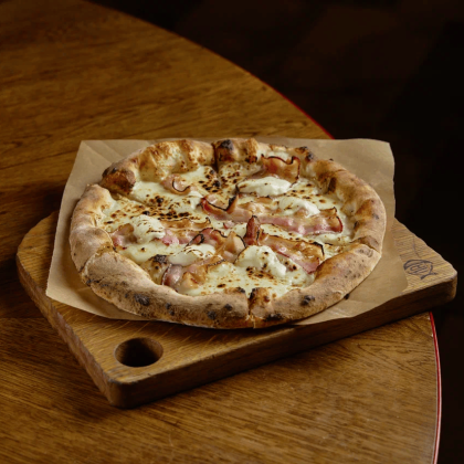 Пицца с маскарпоне и беконом