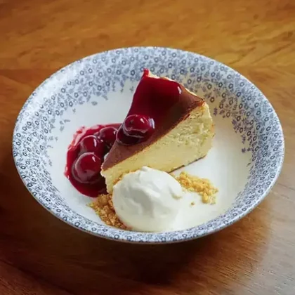 Баскский чизкейк с вишнёвым соусом