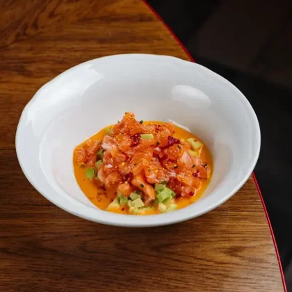 Тартар из лосося с айоли из манго и красной икрой