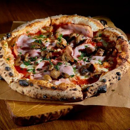 Пицца с ветчиной и грибами