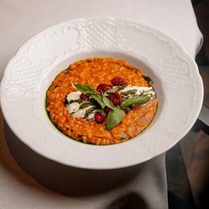 Ризотто с томатами, страчателлой и соусом песто