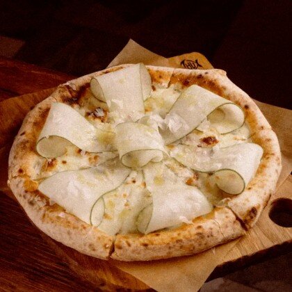 Пицца с грушей и горгонзолой