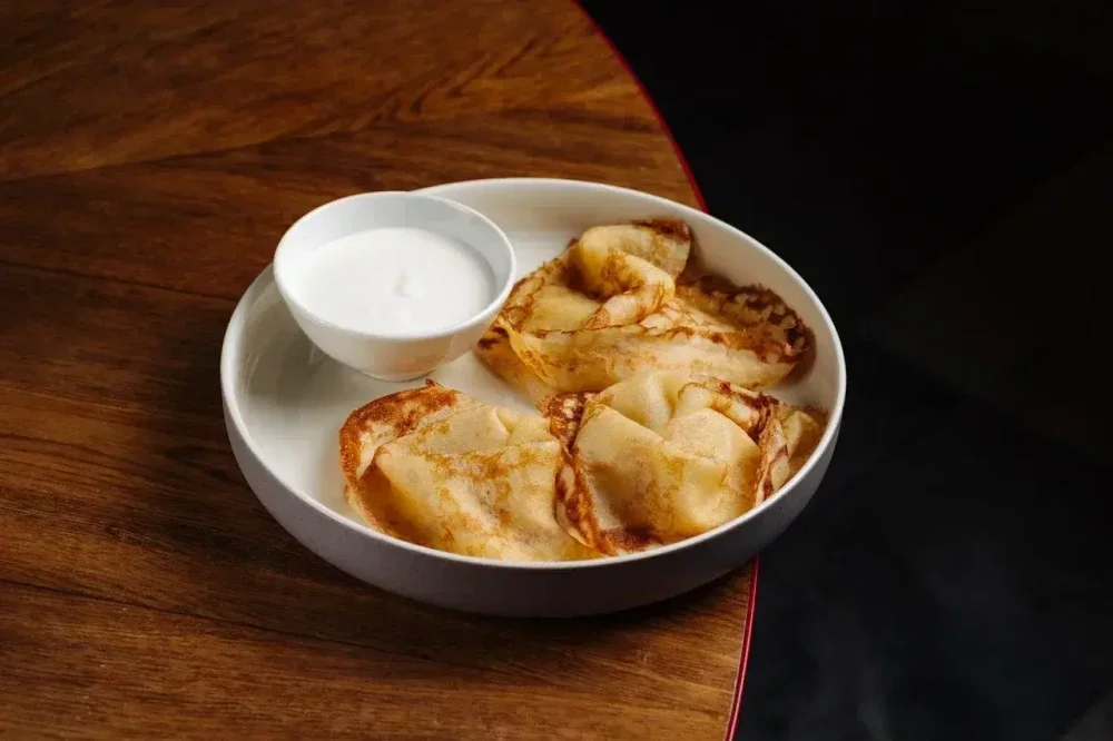 Блины румяные со сметаной