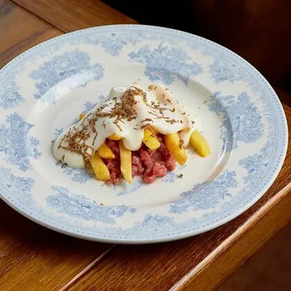 Тартар из говядины с муссом из пармезана и трюфелем