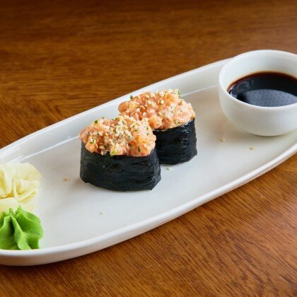 Острые суши лосось
