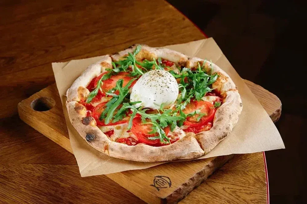 Пицца с бурратой, свежими томатами и руколой