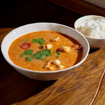 Том Ям с креветкой и кальмаром