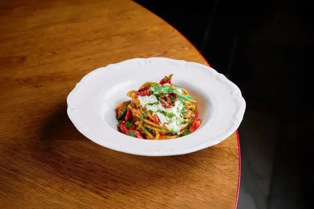 Спагетти с вялеными томатами черри и страчателлой