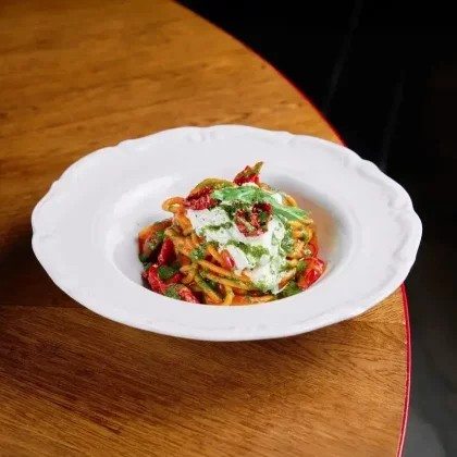 Спагетти с вялеными томатами черри и страчателлой
