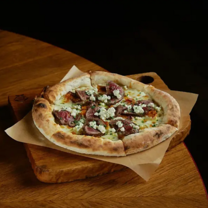 Пицца с говядиной, печеной тыквой и трюфельным творогом