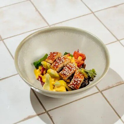 Салат с копчёным угрем манго и авокадо