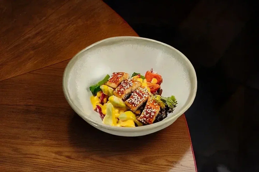 Салат с копчёным угрем манго и авокадо