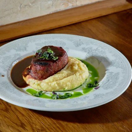 Стейк из говяжьей вырезки с картофельным пюре и трюфельным соусом
