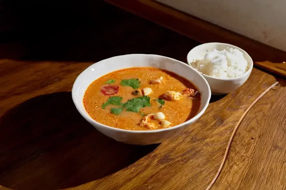 Том Ям с креветкой и кальмаром