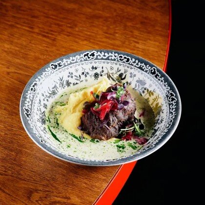 Говяжья щека с трюфельным пюре и соусом из кунжута