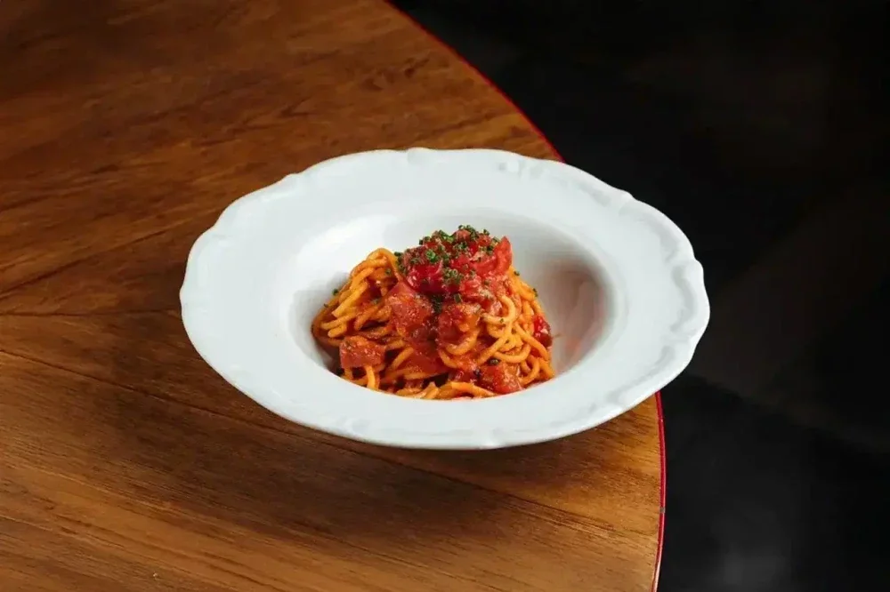 Спагетти «Путтанеска» со свежим тунцом